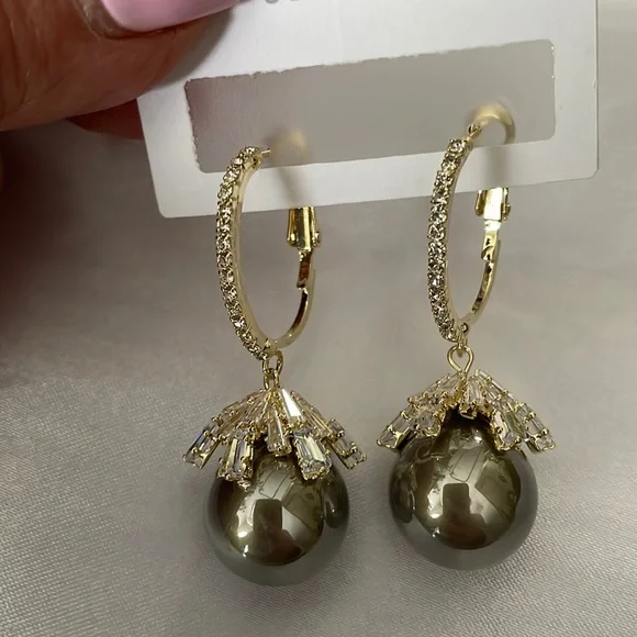 NWT Dark Grey Pearl Drop Gold Crystal Earrings. - Picture 3 of 6